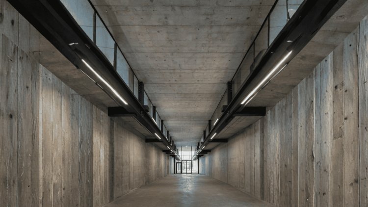 Composite Deck Layout Planning for Long Corridors